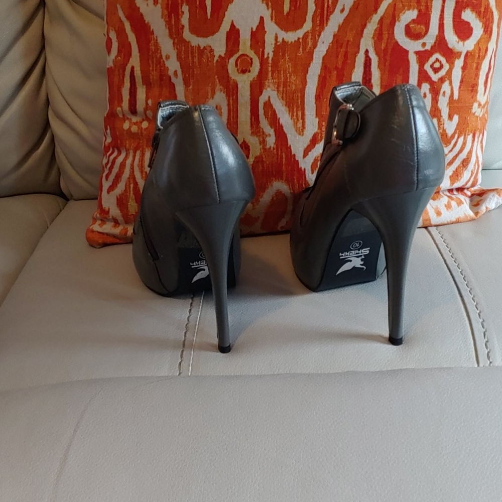 Shoes - Picture 4 of 4